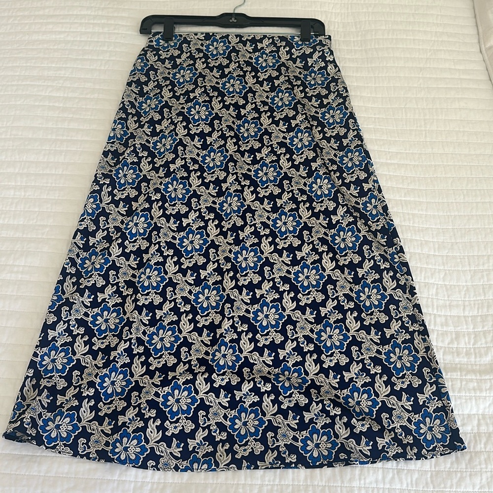 XS J. Crew printed slip skirt.  Navy background.